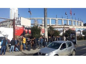 Beşiktaşlı Taraftardan Liverpool Mücadelesi İçin Bilet Nöbeti