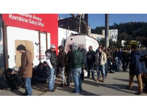 Beşiktaş Taraftarı Bilet Kuyruğunda