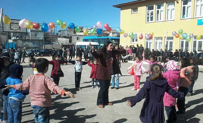 GÜNEŞİN ÇOCUKLARINA KOŞAN AYDINLIK İNSANLAR