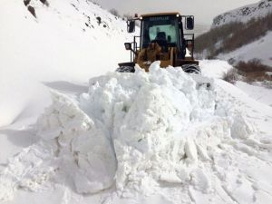 Çığ Düşen Yol 14 Saat Süren Çalışmayla Ulaşıma Açıldı