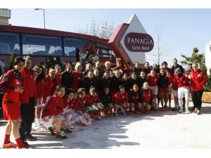 Türk Ve Gürcü Bayan Milli Takımlarının Dostluğu