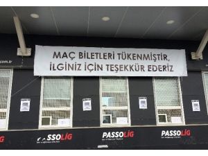 Beşiktaş Taraftarı Dev Maça Hazır