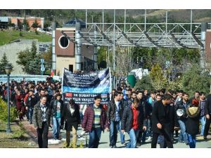 Kocaeli Üniversitesi’nde Ülkücüler Hocalı Katliamı İçin Yürüdü