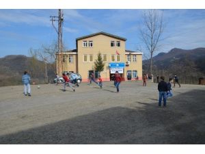 Bahçesinden Yol Geçen Okul