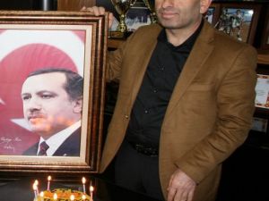 Cumhurbaşkanının Doğum Gününü Pastayla Kutladı