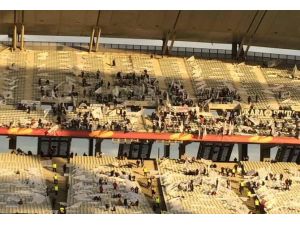 Tribünlere Hücum Başladı