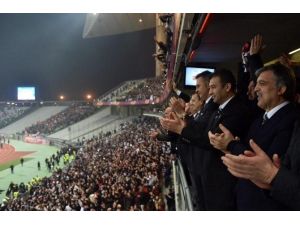Abdullah Gül’den Galibiyet Pozu