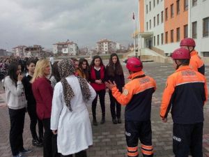 6,8 Şiddetindeki Depremi Yaşayan Öğrenciler Okulu Boşalttı