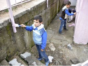 Üniversiteliler Köy Okulunu Boyadı