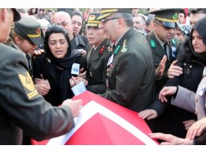 Şehidin Eşi Böyle Seslendi: Aşkım Çık Oradan !