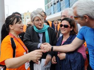 Kadınlar 7 Santim Topuklu Ayakkabılarla Koştu