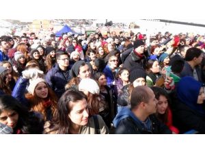 Atiye, Saklıkent Konserinde Hayranının Telefonu İle Öz Çekim Yaptı