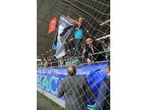 Polis Fırat Çakıroğlu Posterini Ve Türk Bayrağını İndirdi