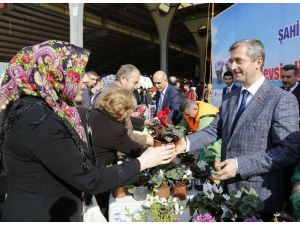 Gaziantep’te 80 Bin Çiçek Dağıtıldı