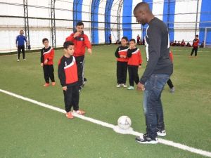 Fransız Futbolcu Moussi Soma’da Çocuklarla Futbol Oynadı