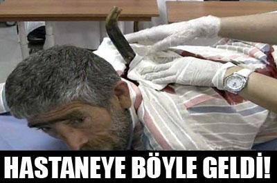 Sırtında bıçakla hastaneye geldi 