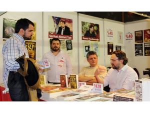 Gazeteci Erkan Öz Ve Ekonomist Kaan Sarıaydın Cnr Kitap Fuarı’nda