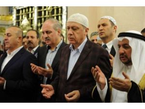 Hazreti Peygamber’in Kabri Başında Dua Etti