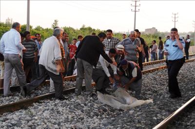 Raylarda oynayan çocuk trenin altında kaldı 