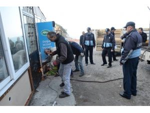 Dükkanı Yıkılan Gazi, Belediye Binasını Bastı