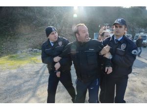 Bu Kez De Belediye Binasını Bastı !