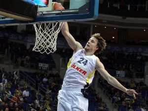 Fener Karşıyaka’yı Devirip Zirveye Oturdu