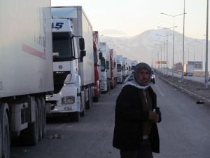 Tır Kuyruğu Yirmi Kilometreyi Aştı