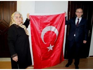 “Bayrak Ana” Mersin’den Samsun’a Bayrak Getirdi