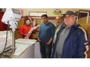 Burhaniye’de Kasap Kardeşlerin Rekabeti Sebebiyle Etin Fiyatı 15 Liraya Düştü