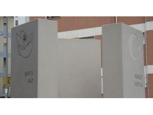 Başbakan Davutoğlu Lizbon’daki Şehit Diplomatlar Anıtını Ziyaret Etti