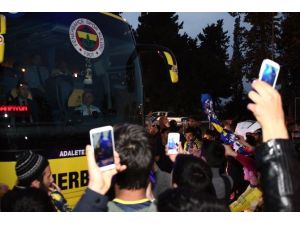 Fenerbahçe Kafilesini Taşıyan Otobüsün Önünü Kestiler !