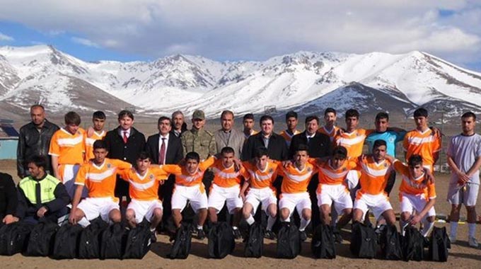 EKİNÖZÜ BELEDİYESİNDEN AMATÖR TAKIMA DESTEK