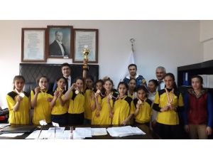 Köy Okulundaki Kız Öğrencilerin Hentbol Başarısı