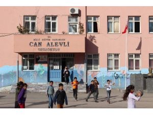 Gaziantep’te İndirilen Türk Bayrağının Yerine Yenisi Asıldı