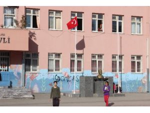 İndirilen Türk Bayrağının Yerine Yenisi Asıldı