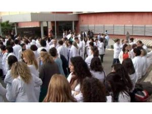 Kosovalı Hekimler İş Bırakma Eylemi Yaptı