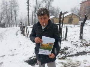 Kaybolan İneğini Afişlerle Arıyor