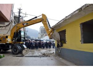 Büyükşehir Yıkıyor, Yıldırım Yol Alıyor