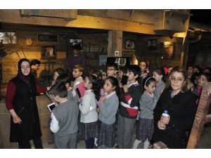 Öğrencilere Mobilya Müzesinde Tarih Dersi