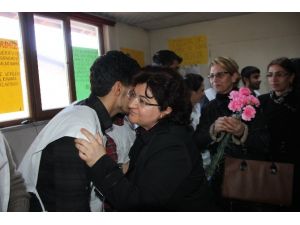 Açlık Grevi Yapan Öğrencilerle Görüştü