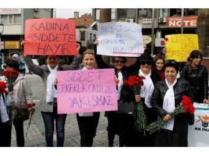 “Molotof Atarak Değil Karanfil Dağıtarak Bu Günü Andık”