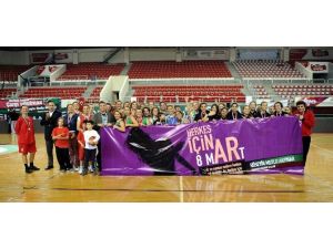 Dünya Kadınlar Günü, Basketbol Oynayarak Kutlandı