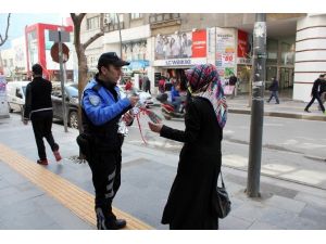 Polisler Kadınlara Karanfil Dağıttı