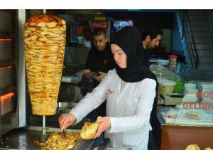 19 Yaşındaki Döner Ustası Genç Kız Görenleri Şaşırtıyor