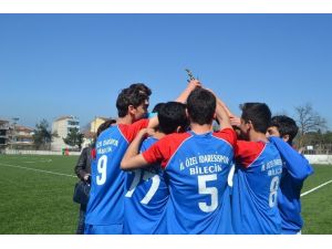 Lig Şampiyonu Şampiyonluk Kupasını Kaldırdı