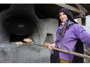 (Özel Haber) Bu Köyün Kadınları Ekmekten Para Kazanıyor