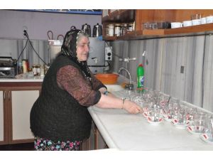 Anne Kız Kahvehane İşletiyor