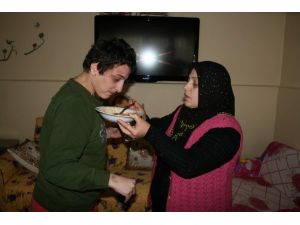 Bu Annenin Ayağının Altı Öpülür