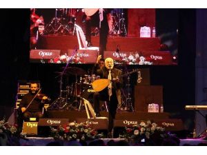 Onur Akın İzmir’de Kadınlar İçin Söyledi
