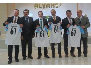 Milletvekili Aday Adayı Dünya Şampiyonu Güreşçi Selçuk Çebi Form Tutuyor